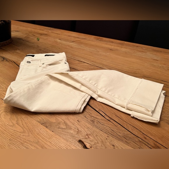 Banana Republic. Size 25. NWOT. White, girlfriend cut fold up, raw hem jeans. - Picture 4 of 8